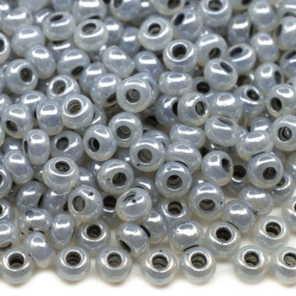 10/0 37342 Preciosa Tjeckiska glaspärlor Rocaillepärlor 2,3 mm. Ceylongrå - Sfinxfärg Terra med linje