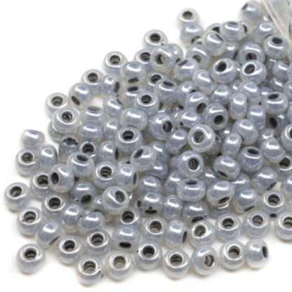 10/0 37342 Preciosa Tjeckiska glaspärlor Rocaillepärlor 2,3 mm. Ceylongrå - Sfinxfärg Terra med linje