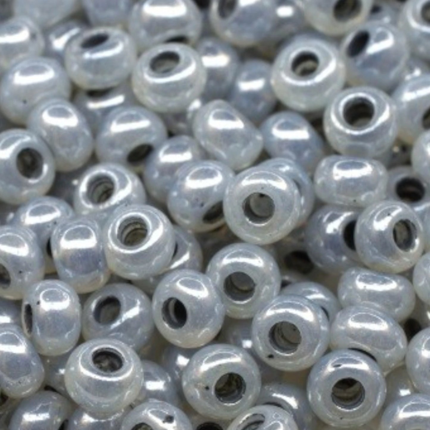 10/0 37342 Preciosa Tjeckiska glaspärlor Rocaillepärlor 2,3 mm. Ceylongrå - Sfinxfärg Terra med linje