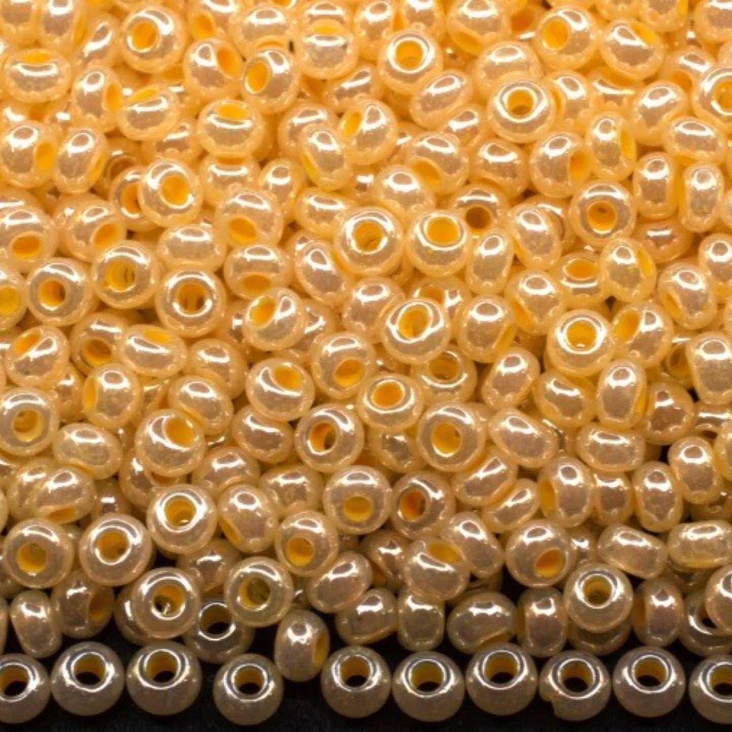 10/0 37386 Preciosa чешко стъклено малки мъниста рокайли 2.3 мм. Цейлон жълто - Сфинкс цвят с тера вътрешна обвивка