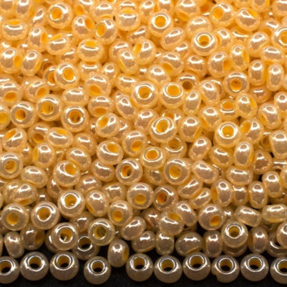 10/0 37386 Preciosa чешко стъклено малки мъниста рокайли 2.3 мм. Цейлон жълто - Сфинкс цвят с тера вътрешна обвивка