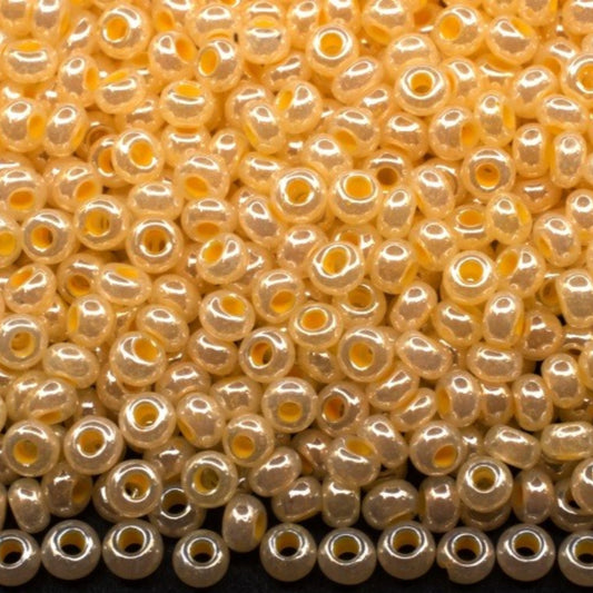 10/0 37386 Preciosa чешко стъклено малки мъниста рокайли 2.3 мм. Цейлон жълто - Сфинкс цвят с тера вътрешна обвивка