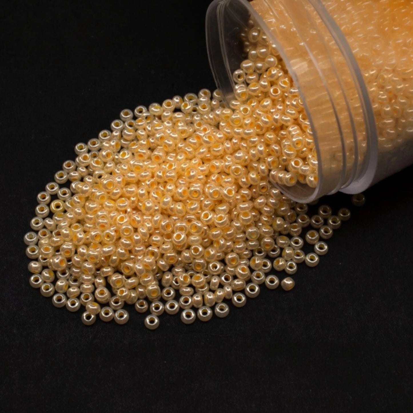 10/0 37386 Preciosa чешко стъклено малки мъниста рокайли 2.3 мм. Цейлон жълто - Сфинкс цвят с тера вътрешна обвивка