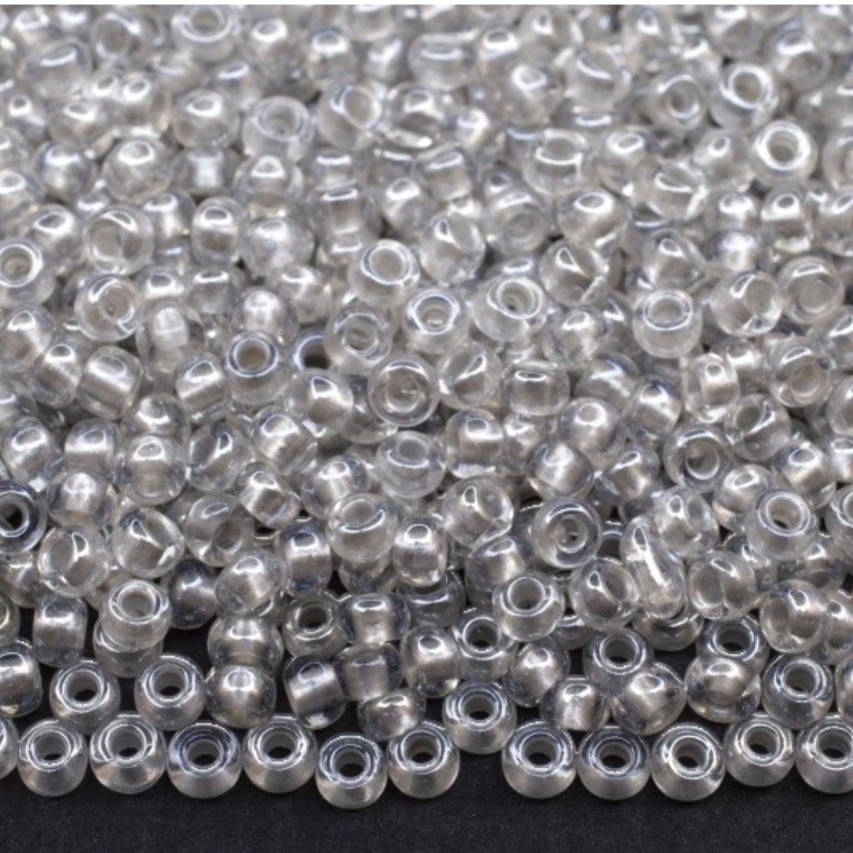 10/0 382PD Preciosa tschechische Rocailles-Perlen 2.3mm. Kristall, innen gefärbt graue Perle, Sfinx.