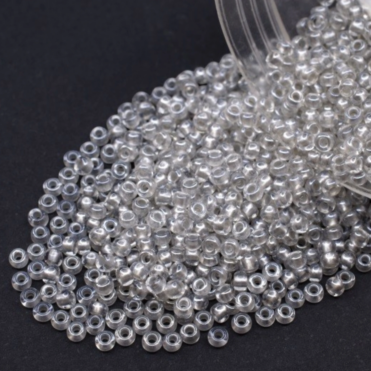10/0 382PD Preciosa tschechische Rocailles-Perlen 2.3mm. Kristall, innen gefärbt graue Perle, Sfinx.