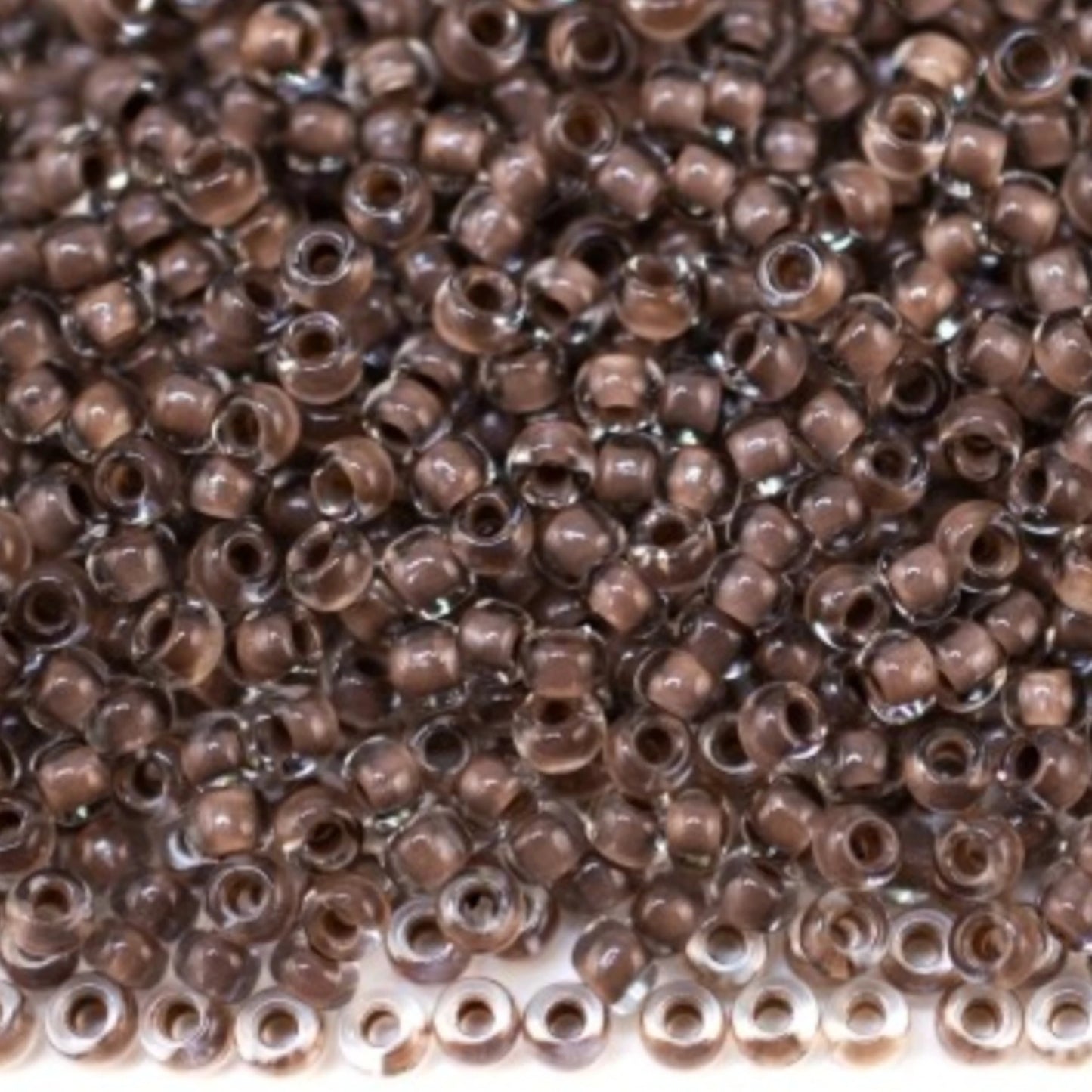 10/0 38318 Preciosa Čekiško stiklo karoliukai rokajaus 2,3 mm. Krištolo spalvos su ruda linija.