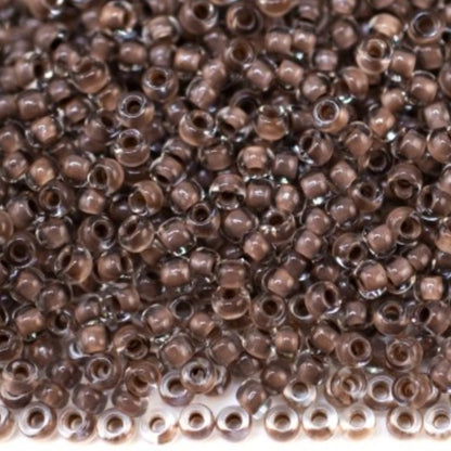 10/0 38318 Preciosa Čekiško stiklo karoliukai rokajaus 2,3 mm. Krištolo spalvos su ruda linija.