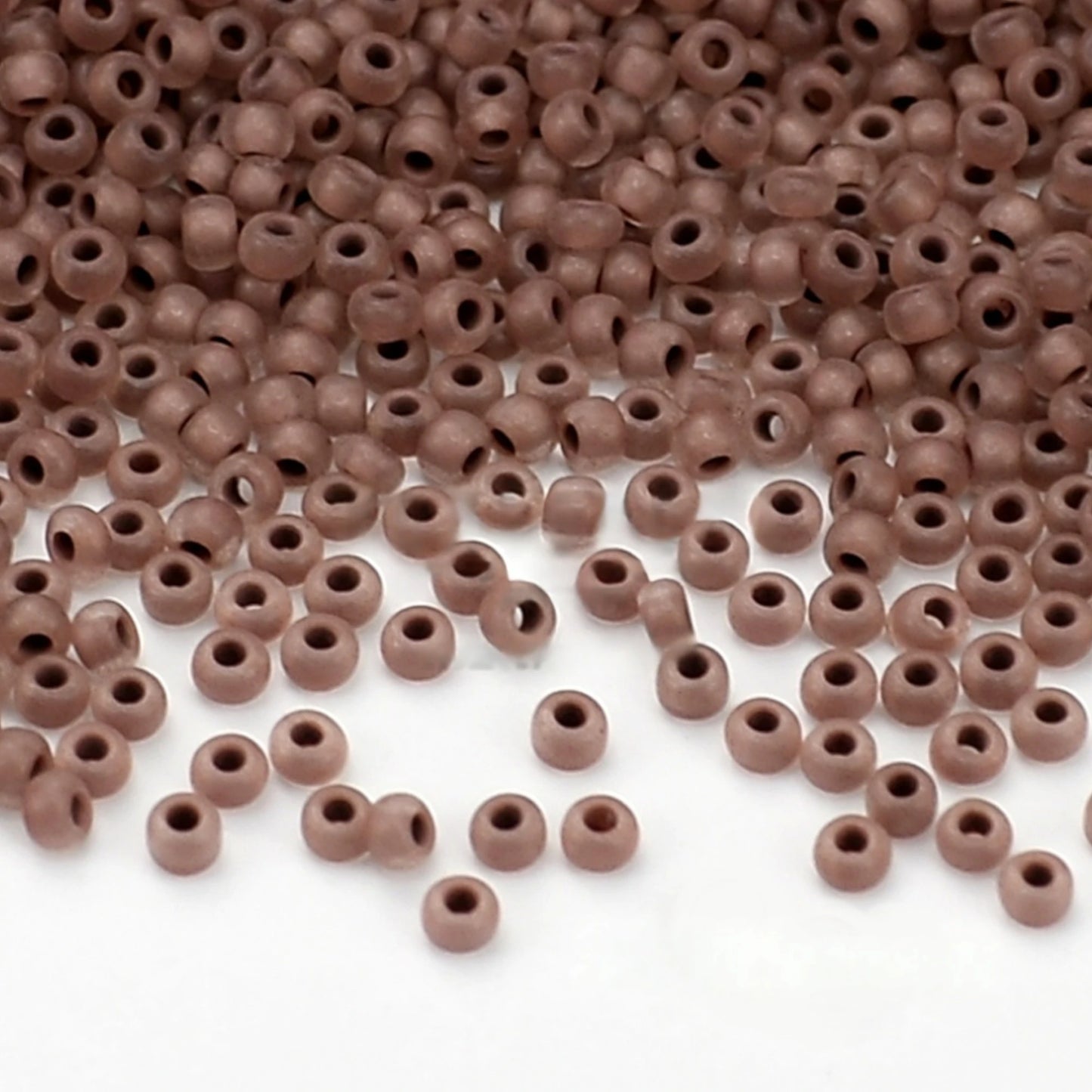 10/0 38319 Matte Preciosa tsjekkiske glass små perler rocailleperler 2,3 mm. Krystallfarget med brun matt kjerne.