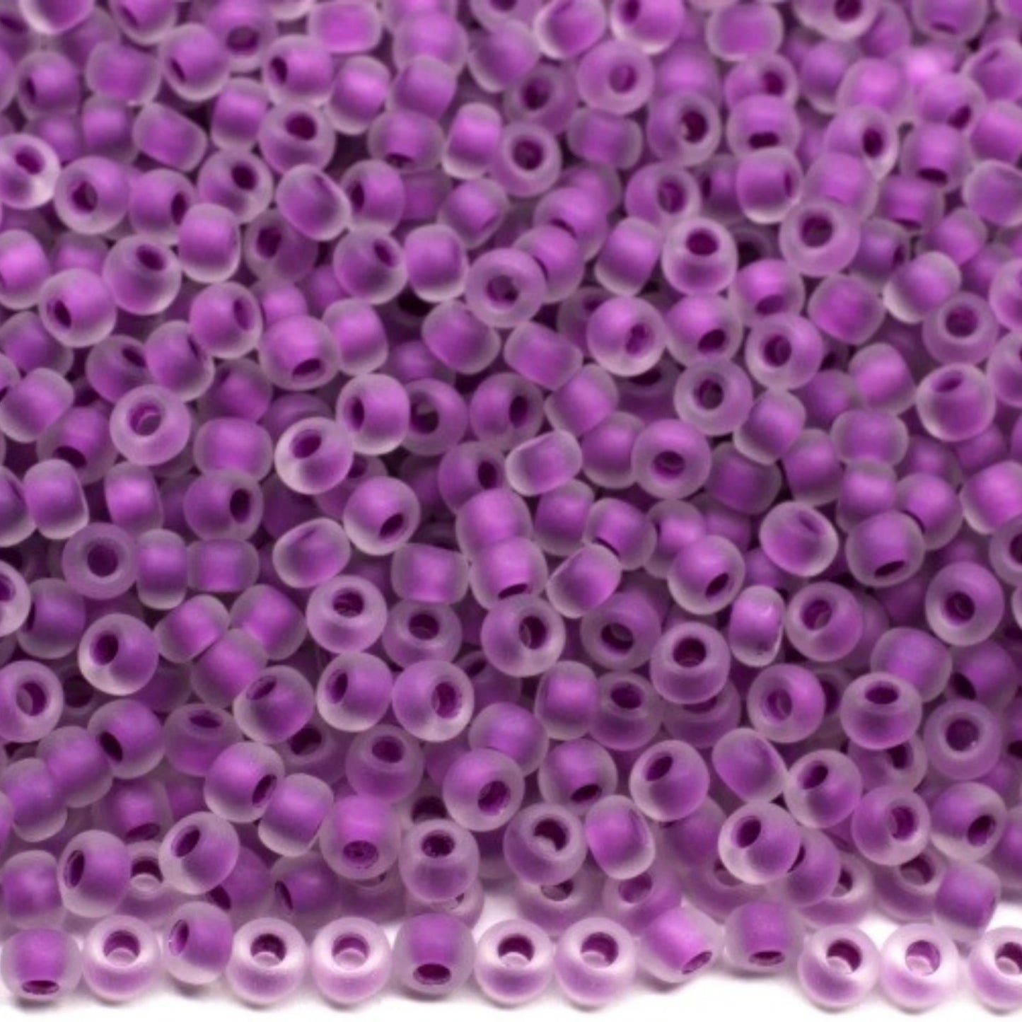 10/0 38328 Matta Preciosa Tjeckiska Glaspärlor Rocaillepärlor 2,3 mm. Kristallfärgade med insida, violett matta.