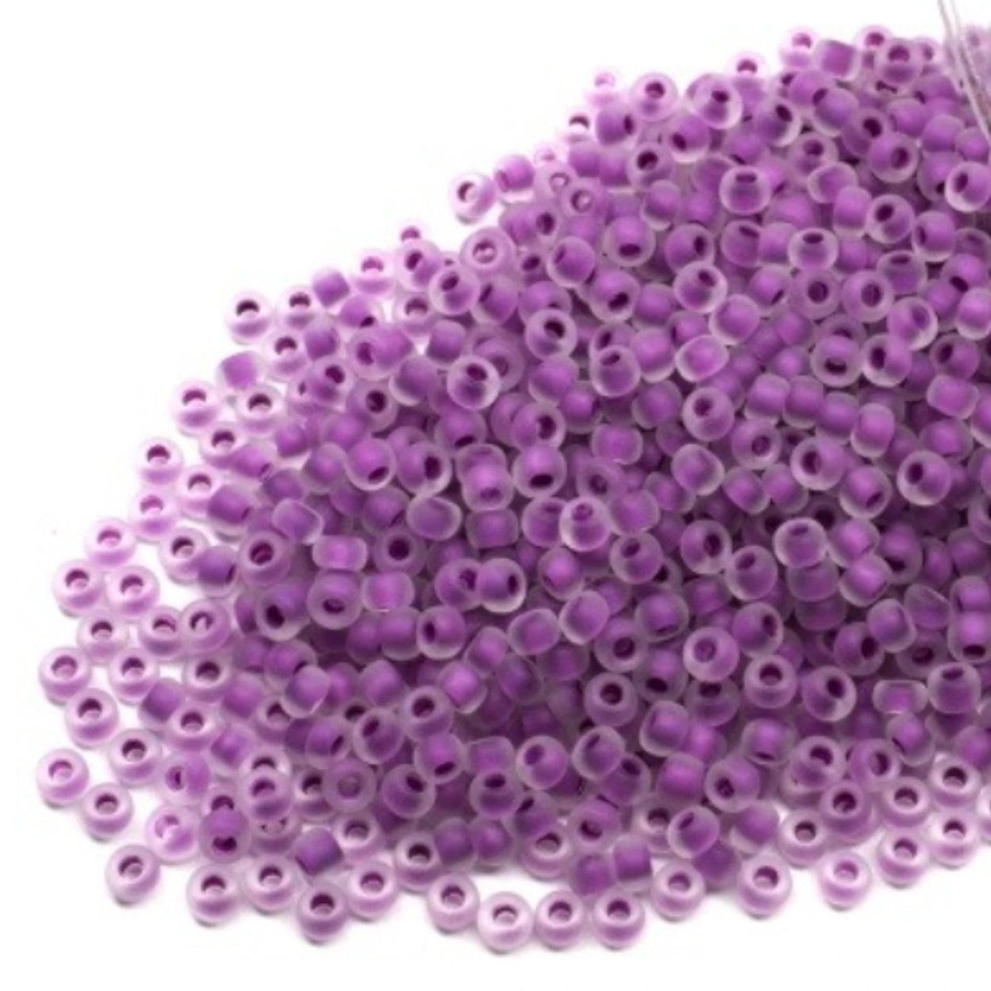 10/0 38328 Matta Preciosa Tjeckiska Glaspärlor Rocaillepärlor 2,3 mm. Kristallfärgade med insida, violett matta.