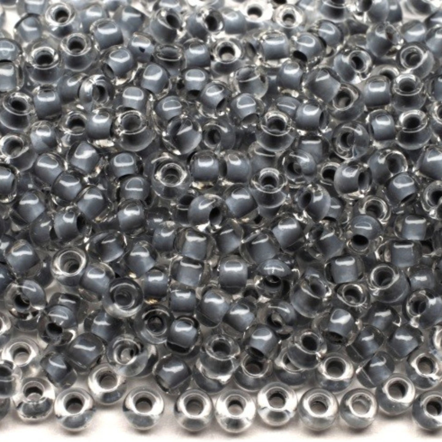 10/0 38342 Preciosa tšekkiläiset lasisiemenhelmet rokaanihelmet 2,3 mm. Kristallivärinen harmaa sisävuorattu.