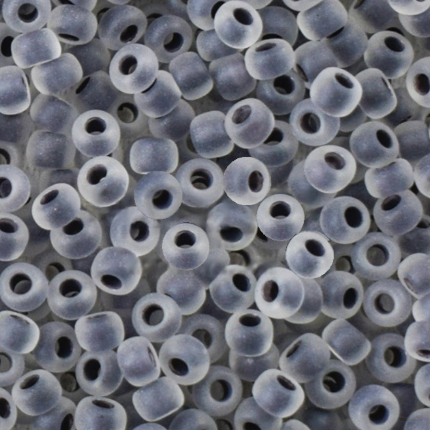 10/0 38349 матовий Preciosa чеський скляний бісер рокайль 2,3 мм. Кришталевий колір з чорним матовим покриттям.