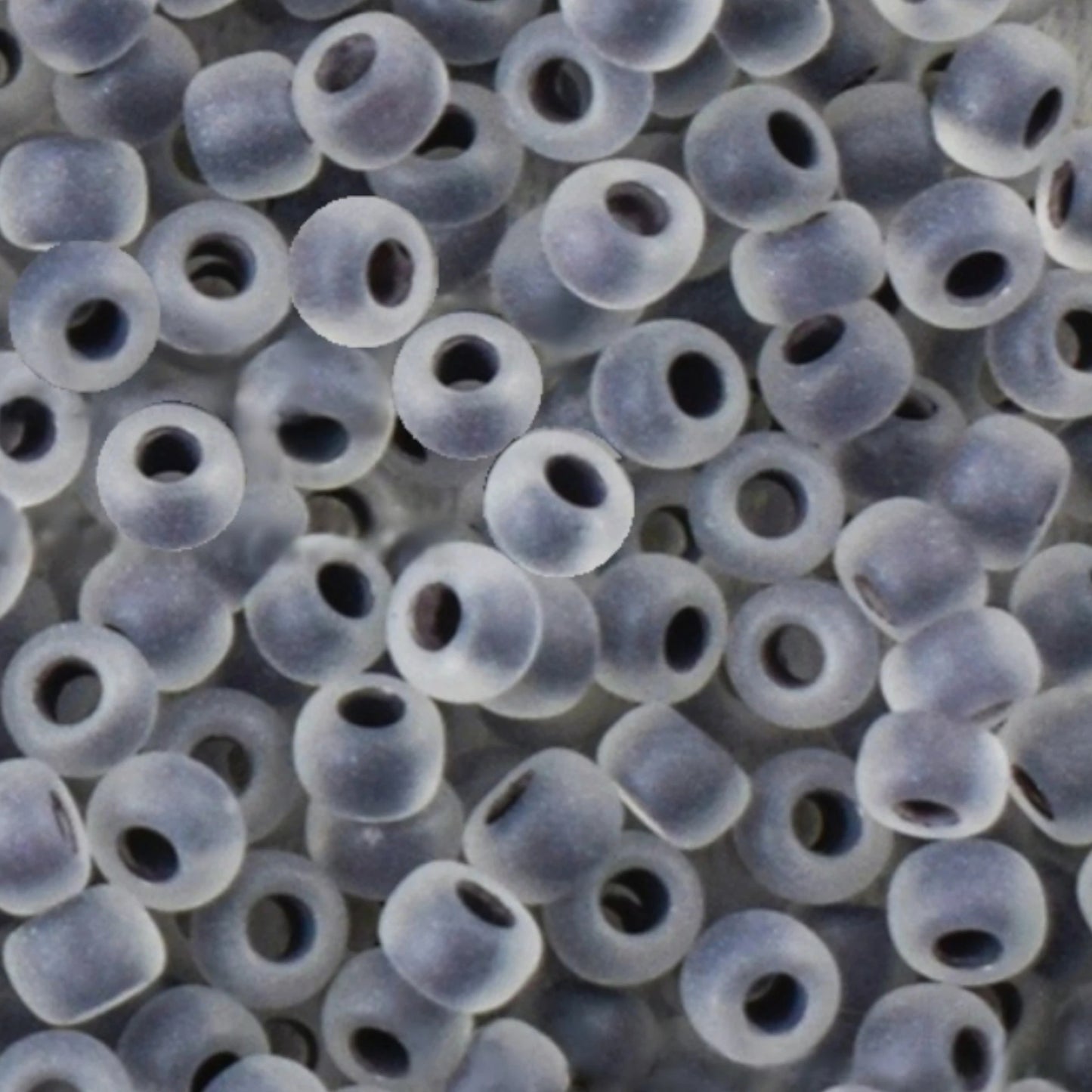 10/0 38349 матовий Preciosa чеський скляний бісер рокайль 2,3 мм. Кришталевий колір з чорним матовим покриттям.