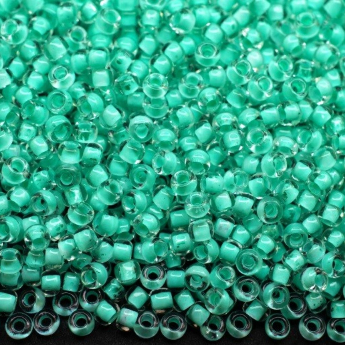 10/0 38353 Preciosa Чеський Скляний Бісер Рокайль 2.3 мм. Кришталевий Колір із Зеленим Покриттям.