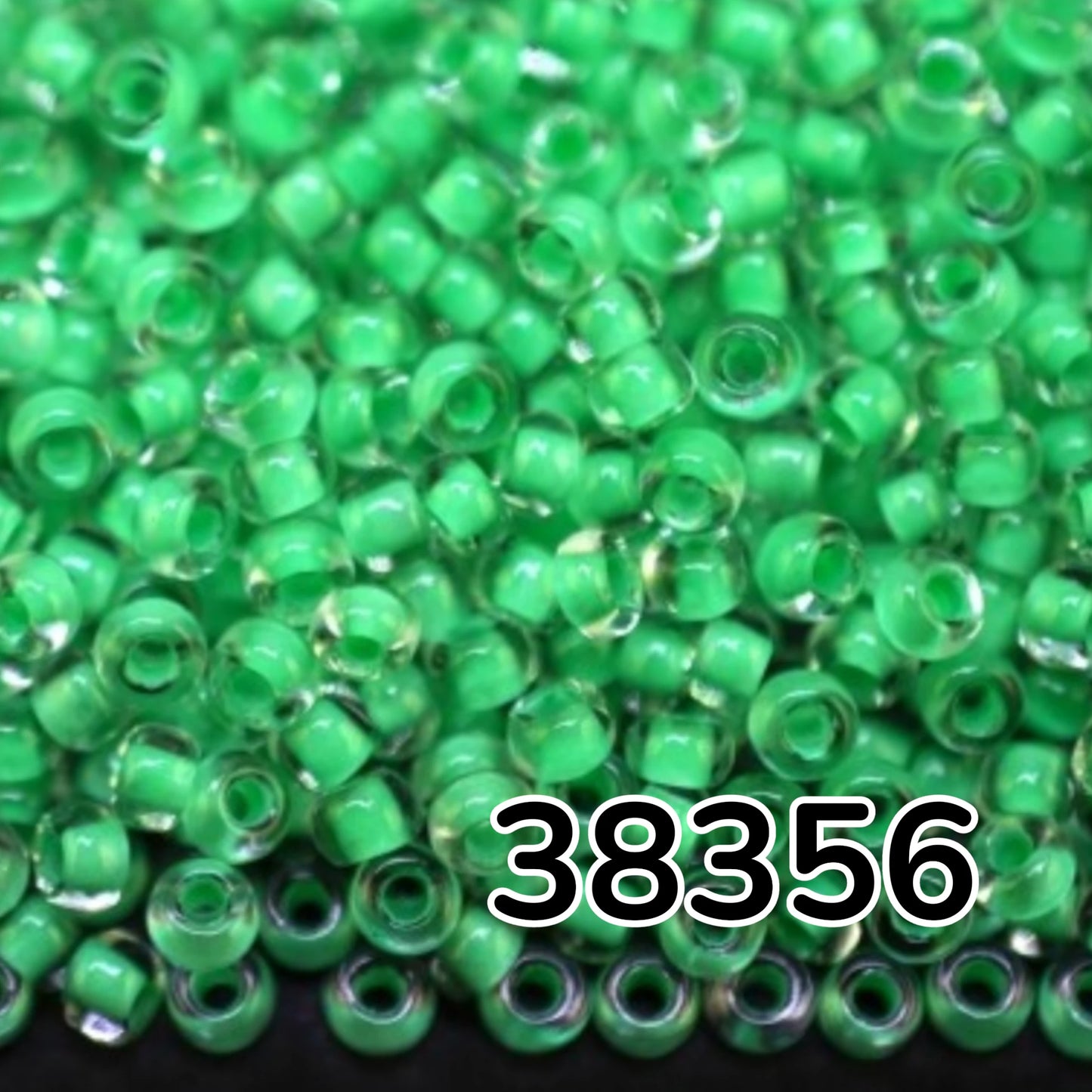 10/0 38356 Preciosa Чеський Скляний Бісер Рокайль 2.3 мм. Кришталевий Колір із Зеленим Покриттям.
