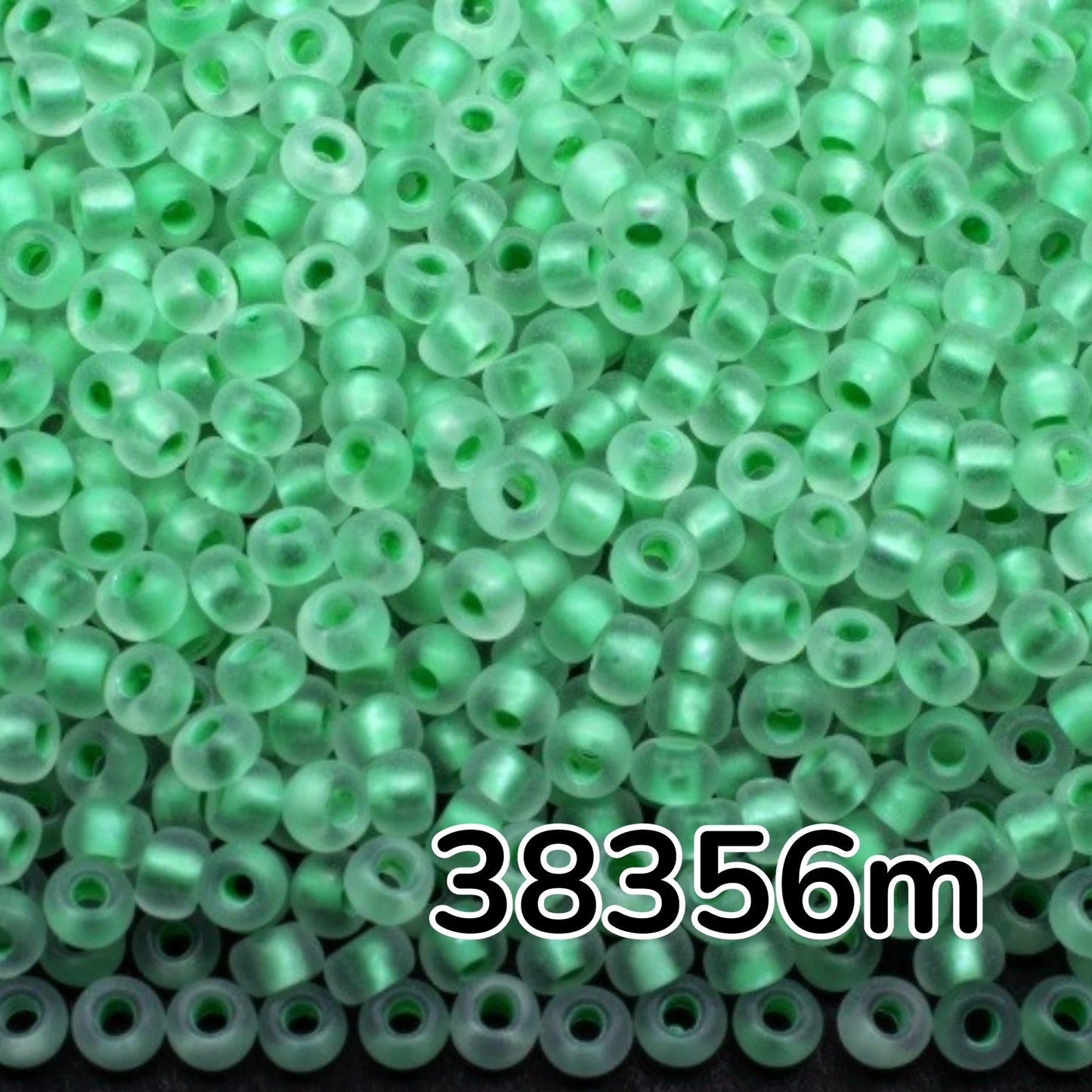 10/0 38356 матовий Preciosa чеський скляний бісер рокайль 2,3 мм. Кришталевий колір з зеленим матовим покриттям.