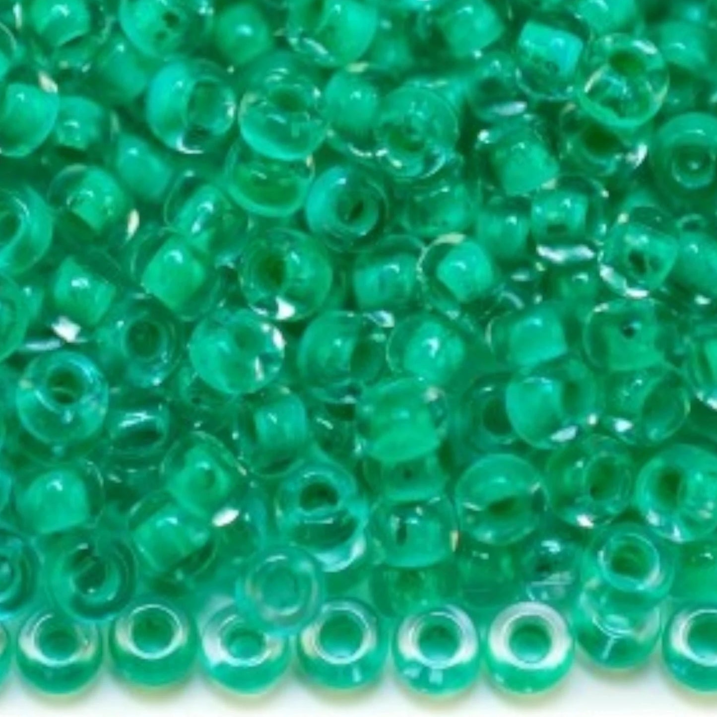 2/0 38358 Preciosa Чешское стекло Бисер Рокайль 6.1mm. Цвет с внутренним покрытием зелёный.