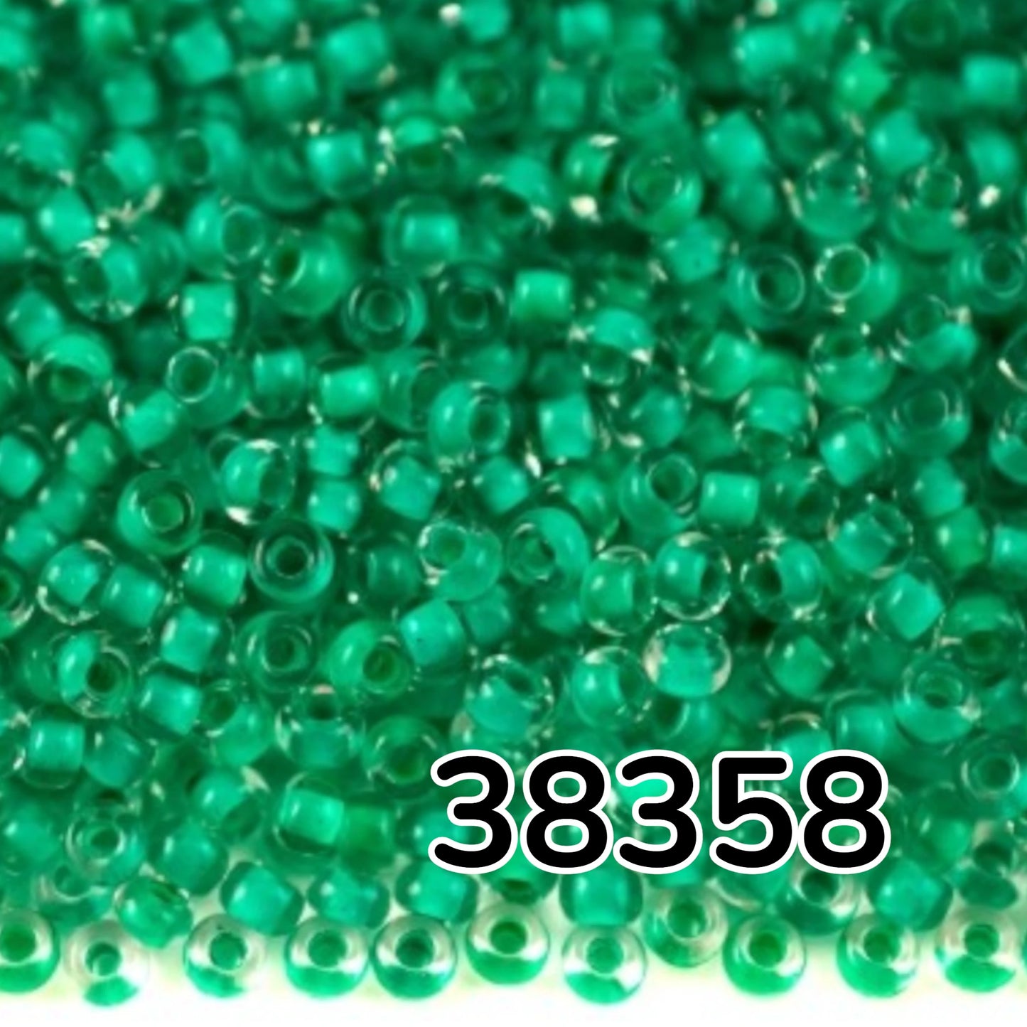 10/0 38358 Preciosa Чеський Скляний Бісер Рокайль 2.3 мм. Кришталевий колір із зеленим покриттям.