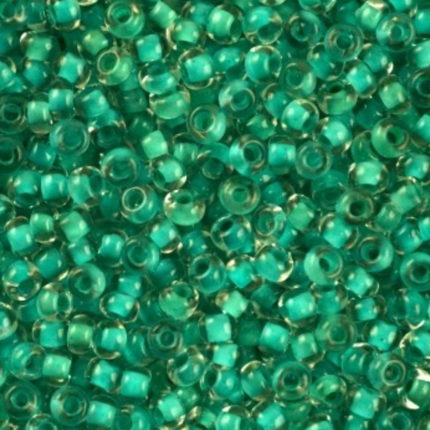 10/0 38358 Preciosa Чеський Скляний Бісер Рокайль 2.3 мм. Кришталевий колір із зеленим покриттям.