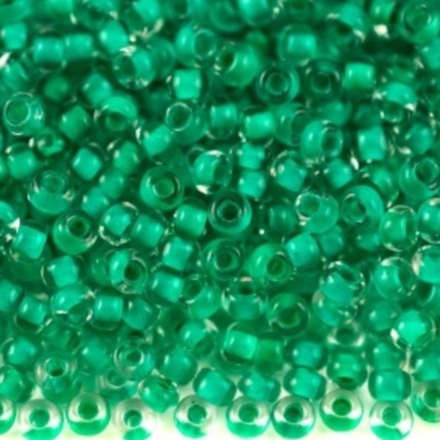 10/0 38358 Preciosa Чеський Скляний Бісер Рокайль 2.3 мм. Кришталевий колір із зеленим покриттям.