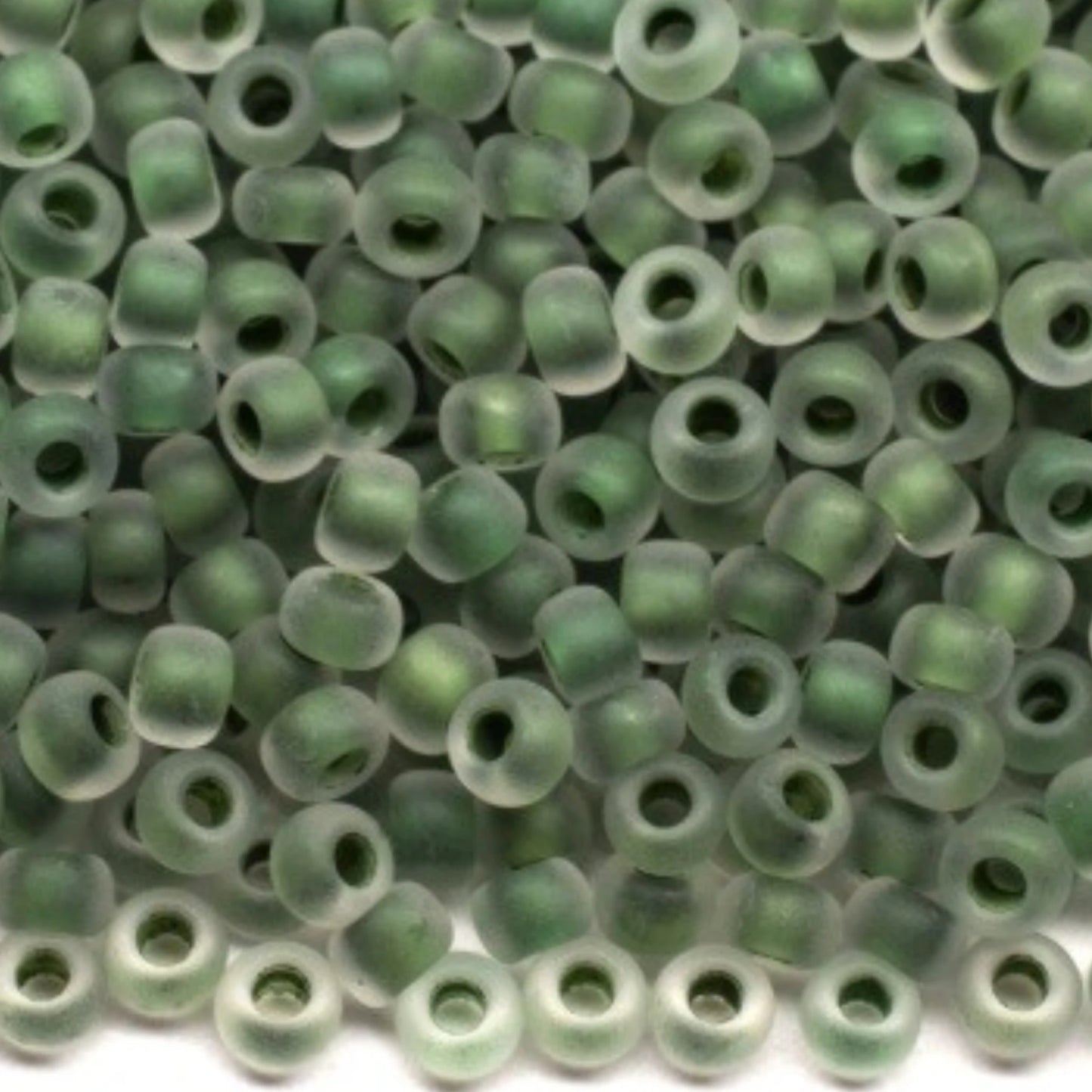 10/0 38359 матовий Preciosa чеський скляний бісер рокайль 2,3 мм. Кришталевий колір з зеленим матовим покриттям.