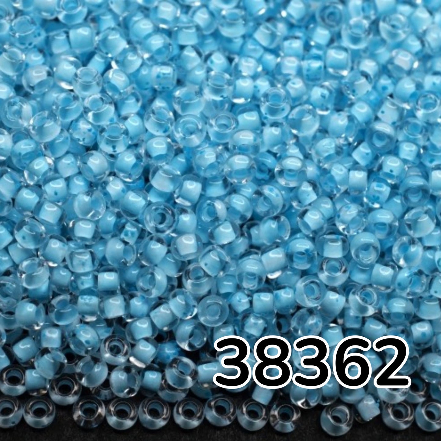 10/0 38362 Preciosa Чеський Скляний Бісер Рокайль 2.3 мм. Кришталевий колір із синьою підкладкою.