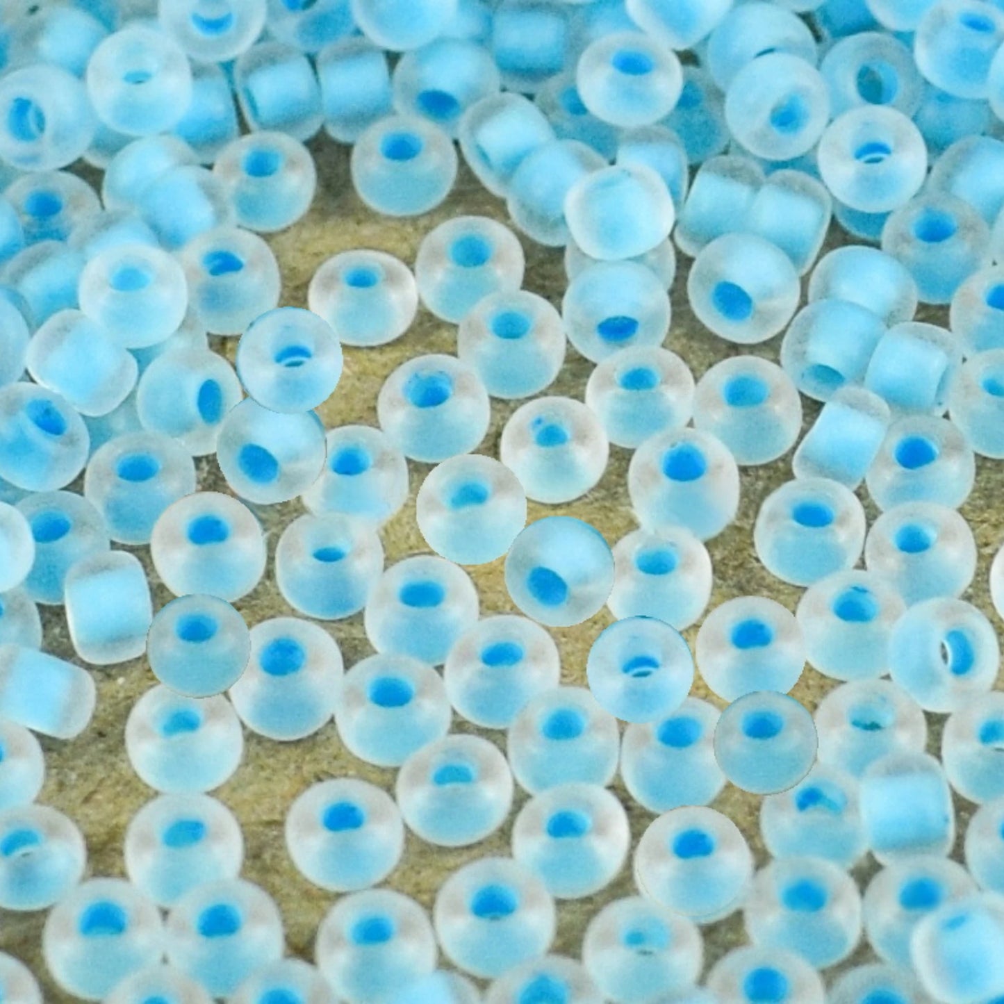 10/0 38362 матовий Preciosa чеський скляний бісер рокайль 2,3 мм. Кришталевий колір з синім матовим покриттям.