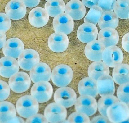 10/0 38362 матовий Preciosa чеський скляний бісер рокайль 2,3 мм. Кришталевий колір з синім матовим покриттям.