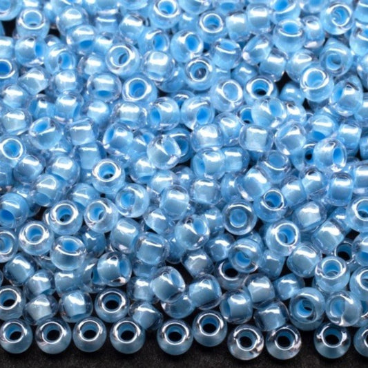 10/0 38632 Preciosa tsjekkiske glass små perler rocailleperler 2,3 mm. Krystallfarget med blå innside Sfinx.