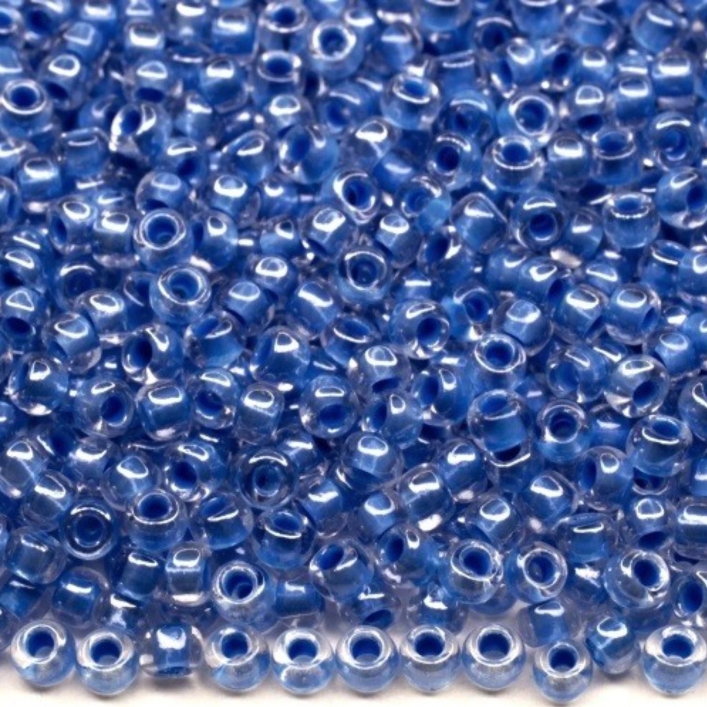 10/0 38636 Preciosa Čekiško Stiklo Karoliukai Rokajaus 2,3 mm. Krištolo Spalvos Linijomis Mėlynas Sfinksas.