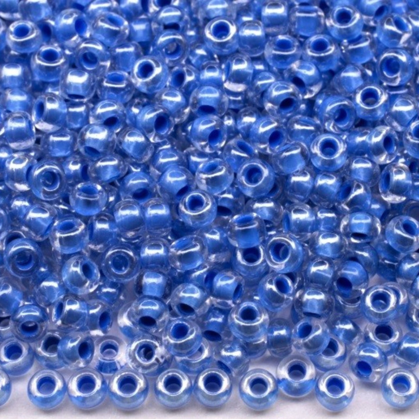 10/0 38638 Preciosa czeskie szklane koraliki Rocailles 2,3 mm. Kryształowy kolor z niebieską obwódką Sfinx.