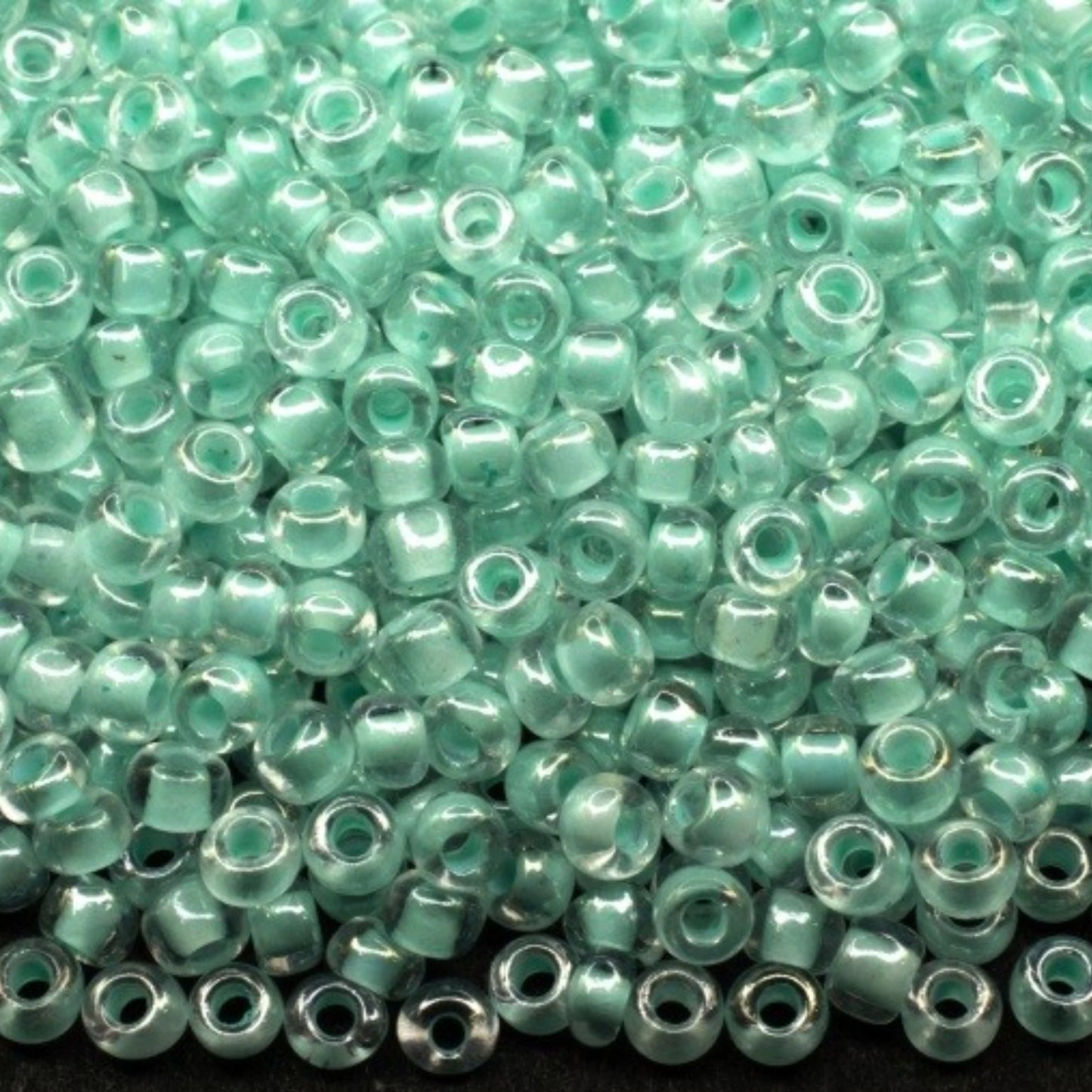 10/0 38653 Preciosa Čekiško Stiklo Karoliukai Rokajaus 2,3 mm. Krištolo Spalvos Su Žaliu Vidumi Sfinx.