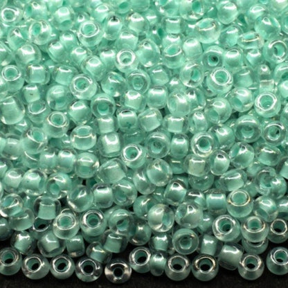 10/0 38653 Preciosa Čekiško Stiklo Karoliukai Rokajaus 2,3 mm. Krištolo Spalvos Su Žaliu Vidumi Sfinx.