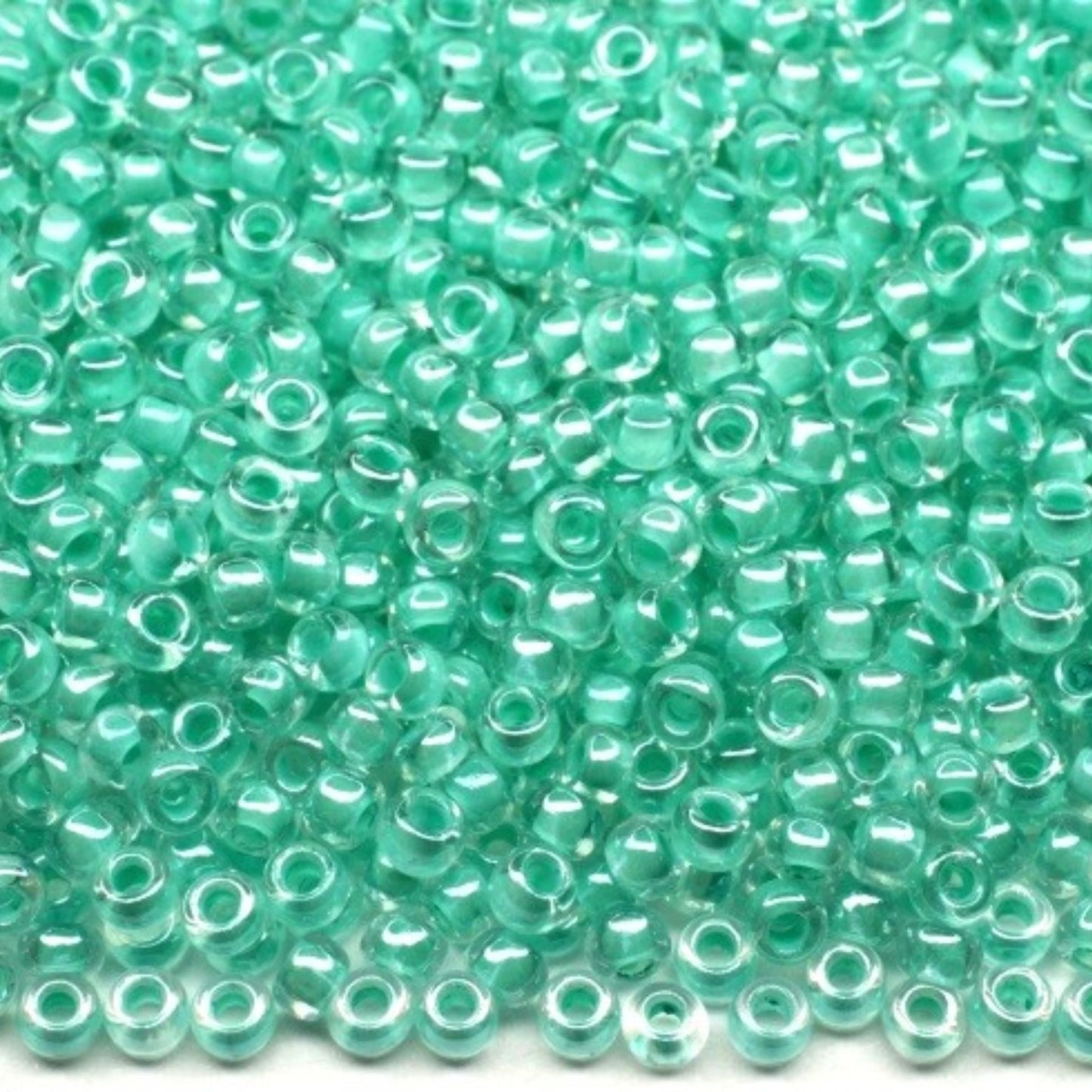 10/0 38653 Preciosa Čekiško Stiklo Karoliukai Rokajaus 2,3 mm. Krištolo Spalvos Su Žaliu Vidumi Sfinx.