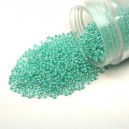 10/0 38653 Preciosa Čekiško Stiklo Karoliukai Rokajaus 2,3 mm. Krištolo Spalvos Su Žaliu Vidumi Sfinx.