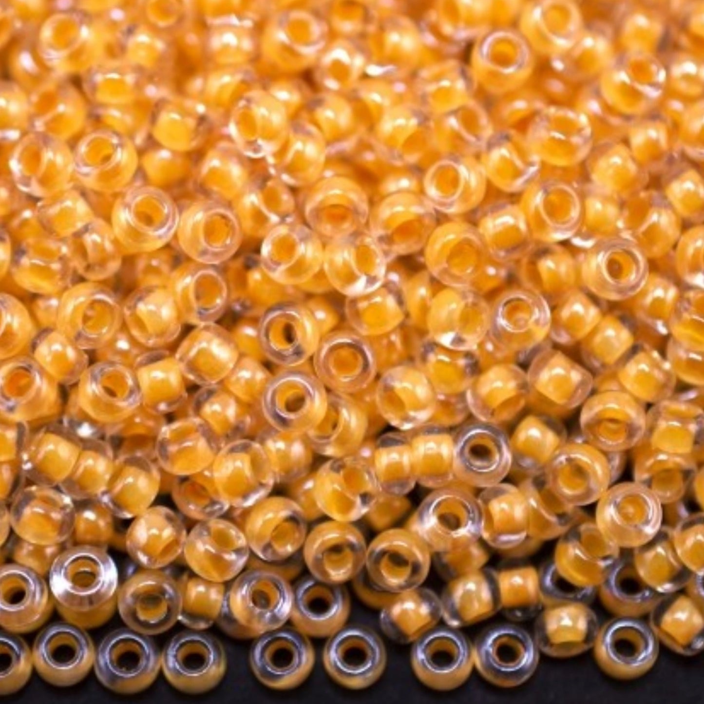 10/0 38683 Perles de Rocaille en verre tchèque Preciosa 2,3 mm. Couleur cristal doublée jaune Sfinx.