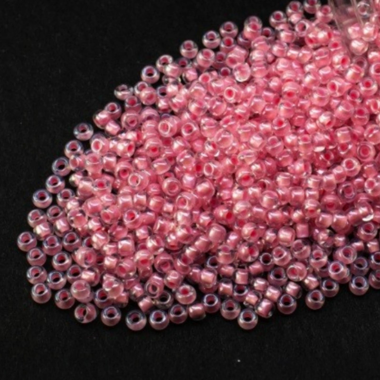 10/0 38694 Perline di Vetro Ceco Preciosa Rocaille 2,3 mm. Colore Cristallo con Finitura Rosa Sfinx.