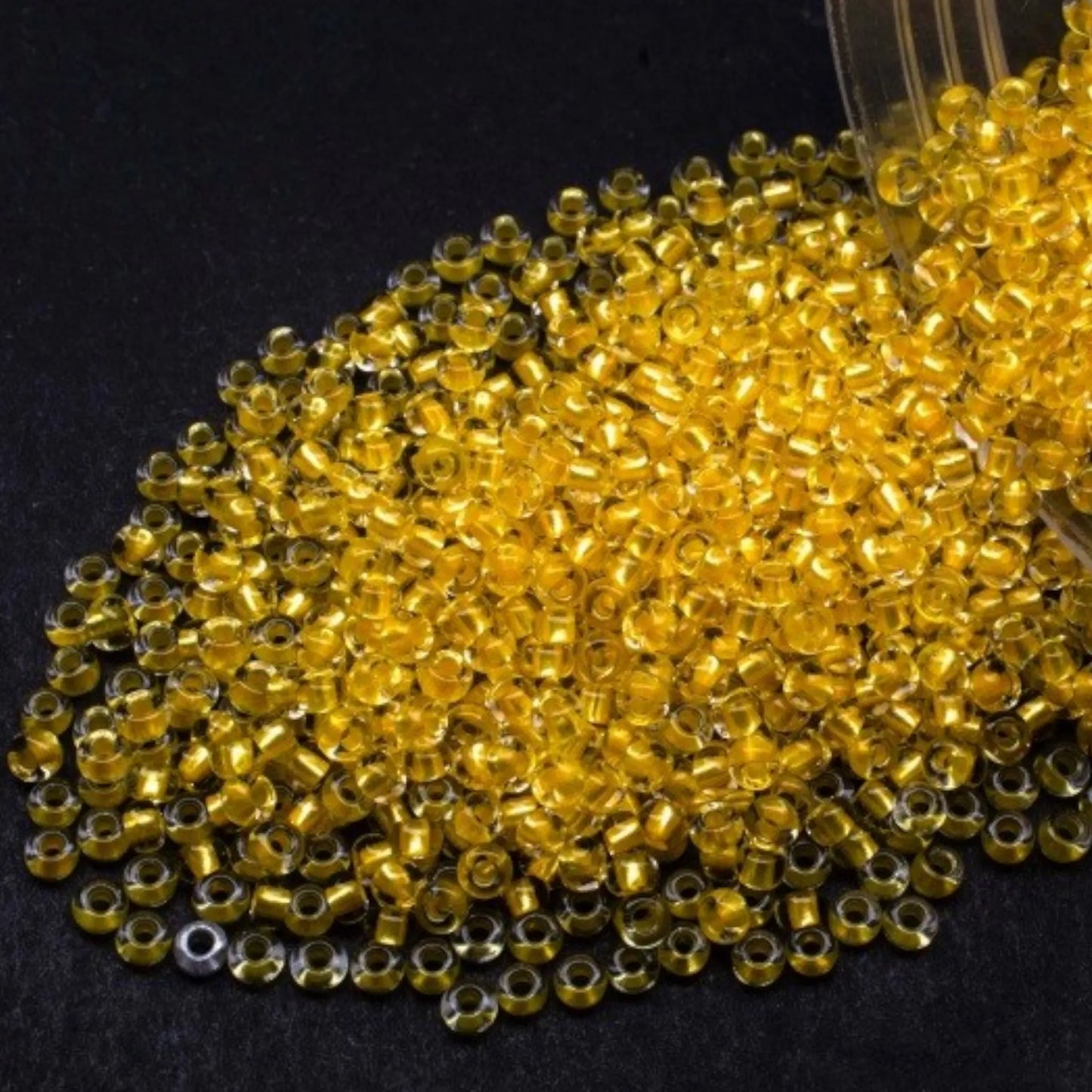 38986 Tschechische Rocailles PRECIOSA Rocailles 10/0 gelb. Kristall – Terra Pearl gefüttert.