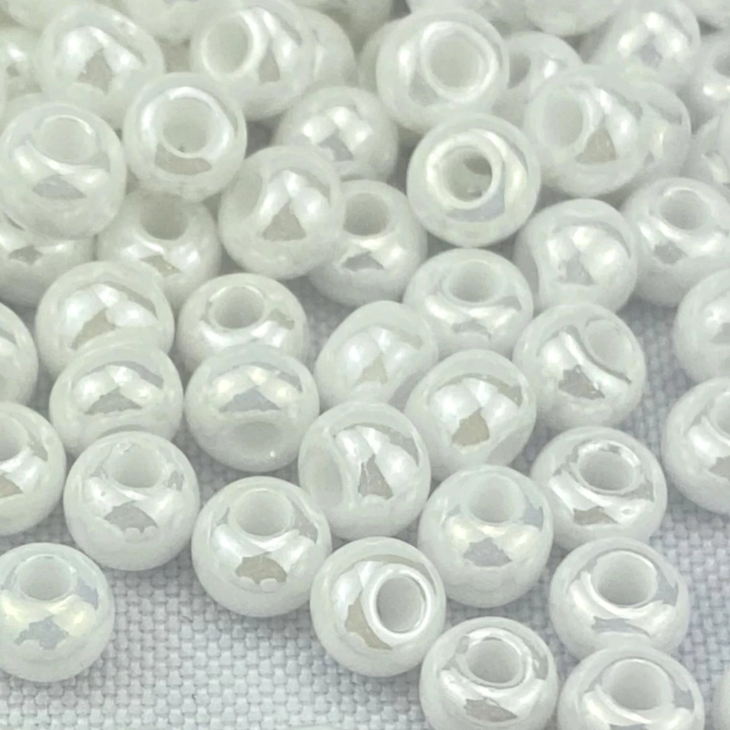 2/0 46102 Preciosa Чешское стекло Бисер Рокайль 6.1mm. Белый непрозрачный Sfinx.