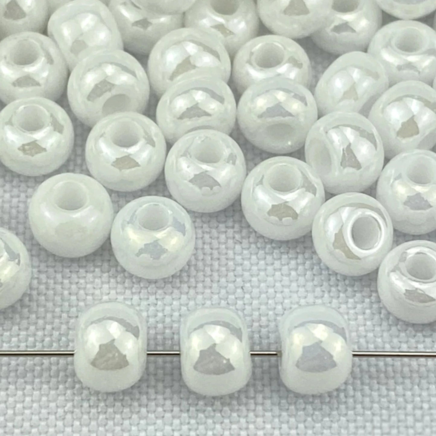 2/0 46102 Preciosa Чешское стекло Бисер Рокайль 6.1mm. Белый непрозрачный Sfinx.