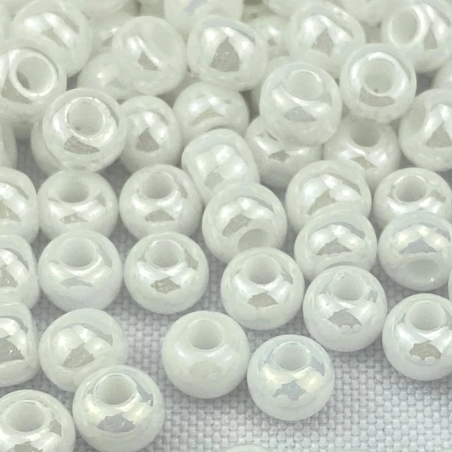 2/0 46102 Preciosa Чешское стекло Бисер Рокайль 6.1mm. Белый непрозрачный Sfinx.