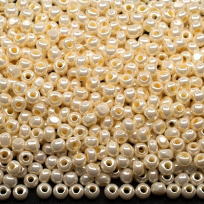 Perles de Rocaille en verre tchèque Preciosa 6/0 46113, 4,1 mm. Coquille beige.