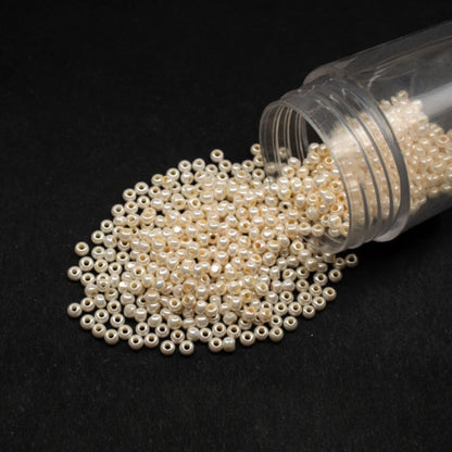 Perles de Rocaille en verre tchèque Preciosa 6/0 46113, 4,1 mm. Coquille beige.