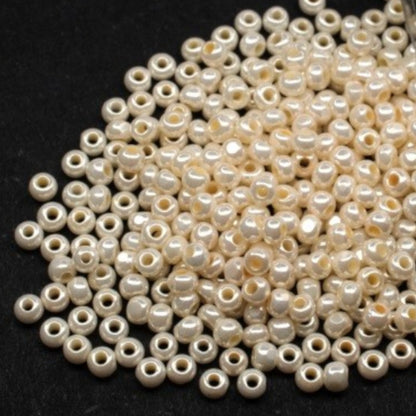 Perles de Rocaille en verre tchèque Preciosa 6/0 46113, 4,1 mm. Coquille beige.