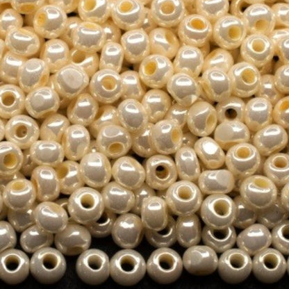 Perles de Rocaille en verre tchèque Preciosa 6/0 46113, 4,1 mm. Coquille beige.
