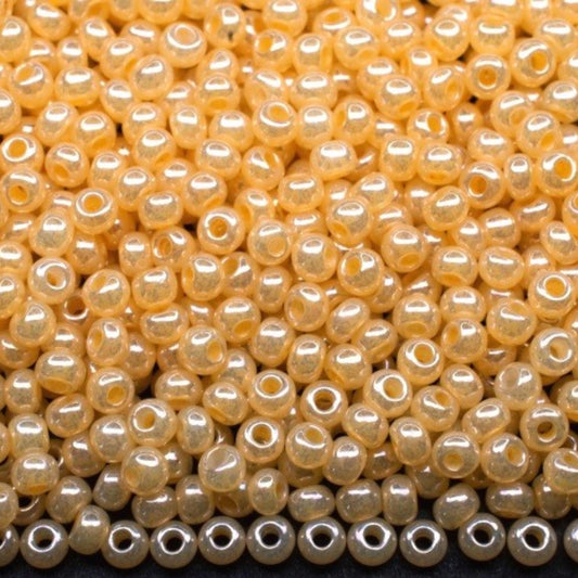 10/0 47185 Preciosa cseh üveg Magtartalmú Gyöngyök (Kásagyöngy) Rocailles 2,3 mm. Bézs kagyló.