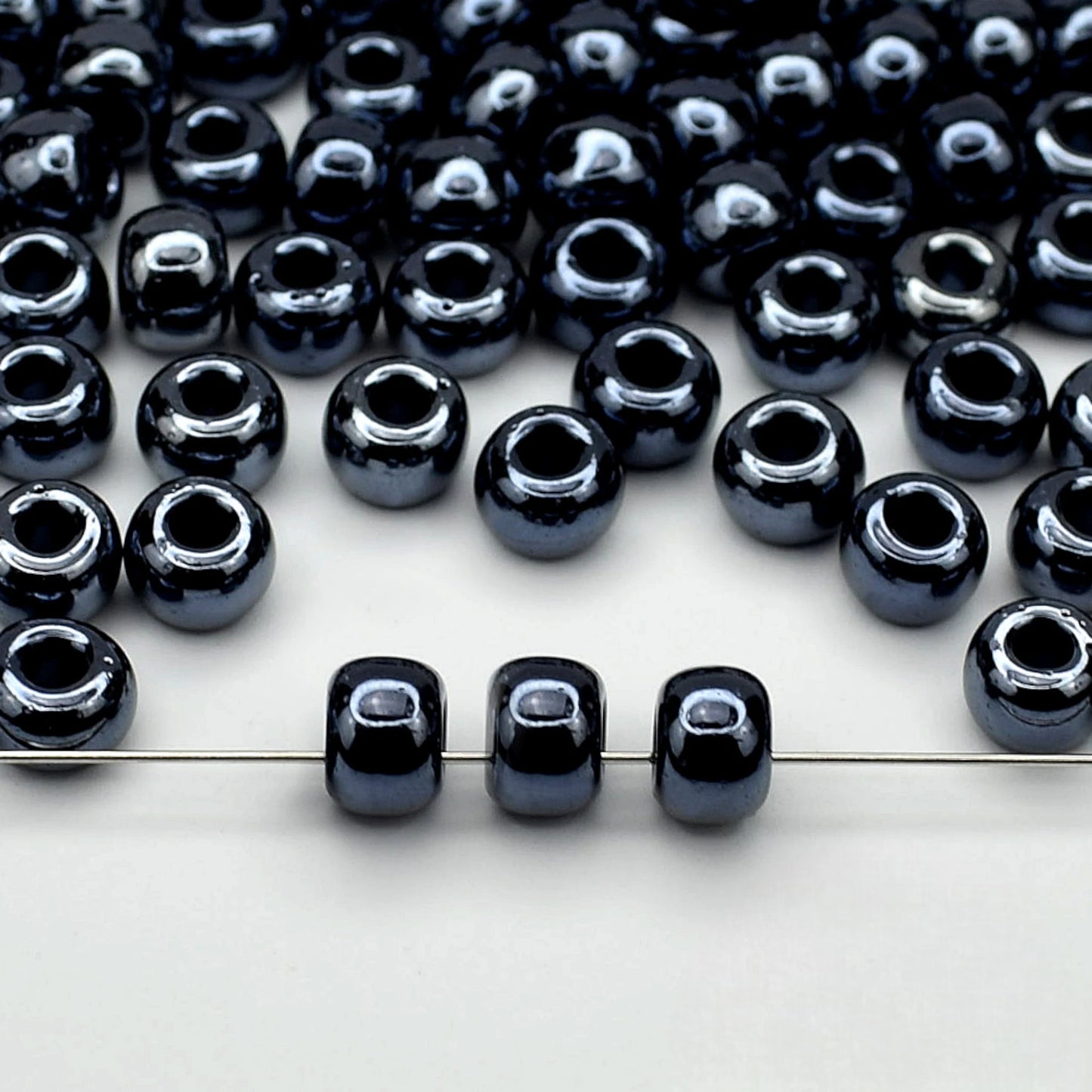 2/0 49102 Preciosa Čekiško Stiklo Karoliukai Rokajaus 6.1mm. Juoda Nepermatoma Irisinė.