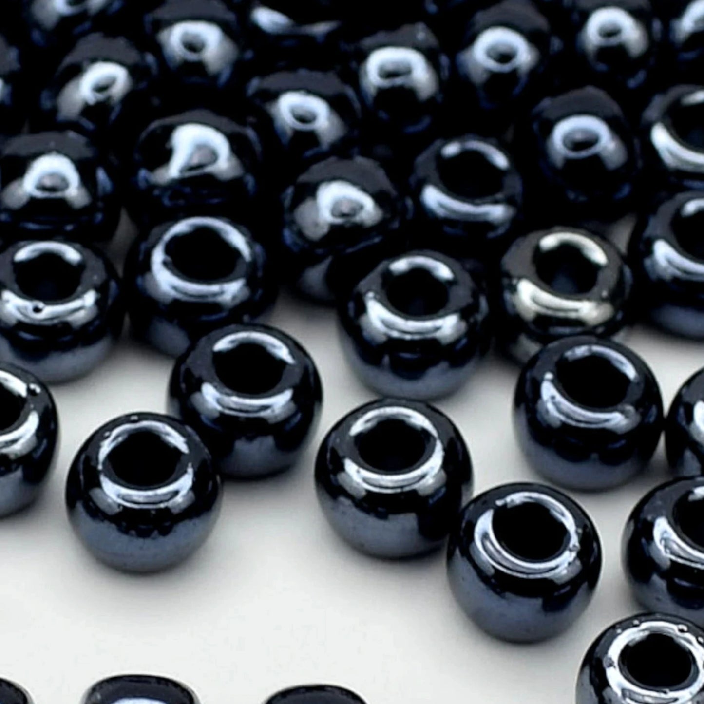 2/0 49102 Preciosa Čekiško Stiklo Karoliukai Rokajaus 6.1mm. Juoda Nepermatoma Irisinė.