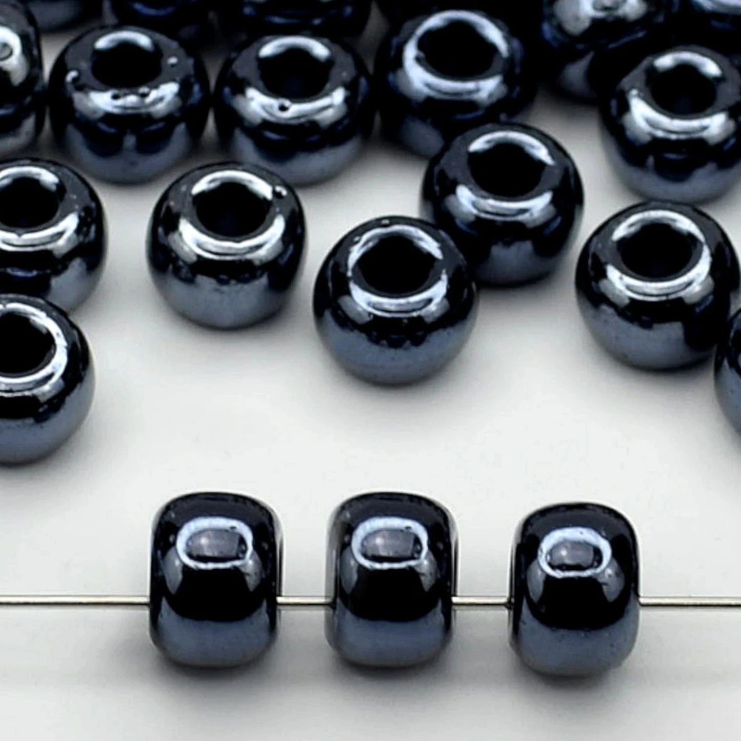 2/0 49102 Preciosa Čekiško Stiklo Karoliukai Rokajaus 6.1mm. Juoda Nepermatoma Irisinė.