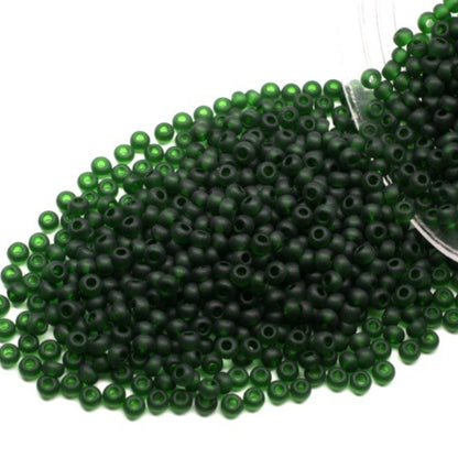 10/0 50060 matte Preciosa-Rocailles-Perlen. Naturgrün, transparent.